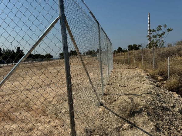 Τοποθέτηση Αγκαθωτού Σύρματος 3 σειρές σε Φωτοβολταϊκό Πάρκο | FenceUp