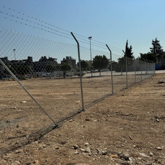 Αγκαθωτό Σύρμα 3 σειρές σε Περίφραξη Φωτοβολταϊκού Πάρκου | FenceUp