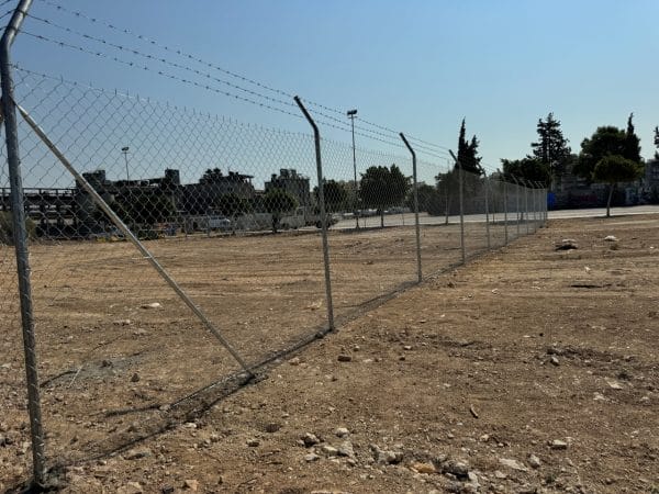 Αγκαθωτό Σύρμα 3 σειρές σε Περίφραξη Φωτοβολταϊκού Πάρκου | FenceUp