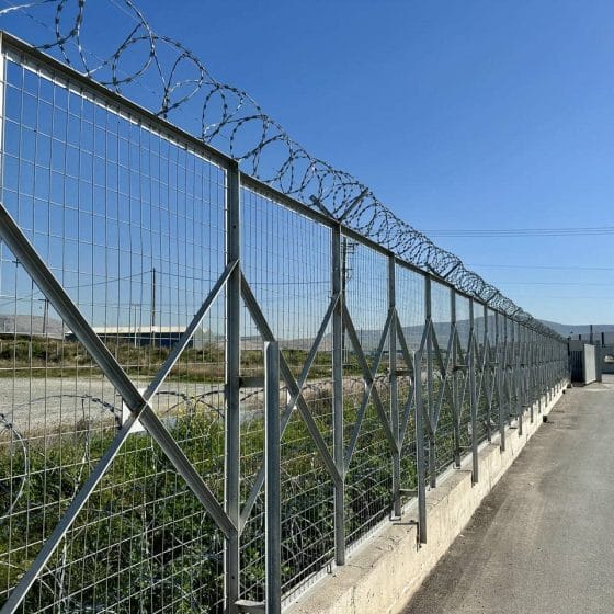 Τοποθέτηση κονσερτίνας Φ300 γαλβανιζέ σε περίφραξη 400 μέτρων