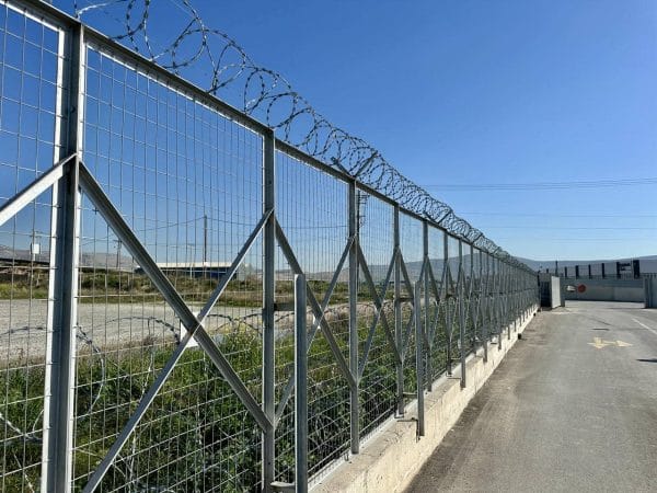 Τοποθέτηση κονσερτίνας Φ300 γαλβανιζέ σε περίφραξη 400 μέτρων