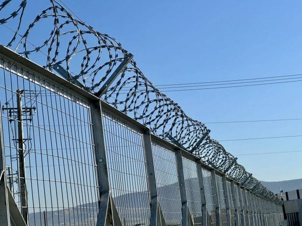 Περίφραξη ενισχυμένη με πολλές σειρές γαλβανιζέ κονσερτίνας