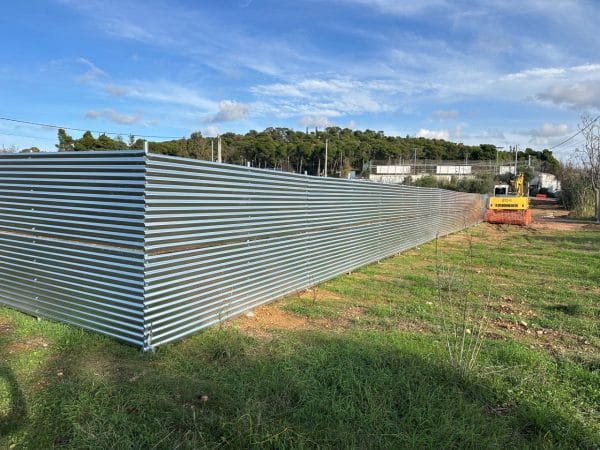 Εργοταξιακή περίφραξη στην Παλλήνη με γαλβανιζέ λαμαρίνα