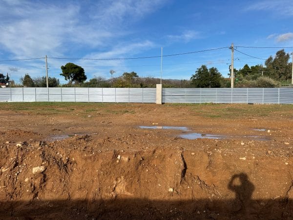 Κυματοειδής λαμαρίνα γαλβανιζέ 0,40mm σε εργοταξιακή περίφραξη