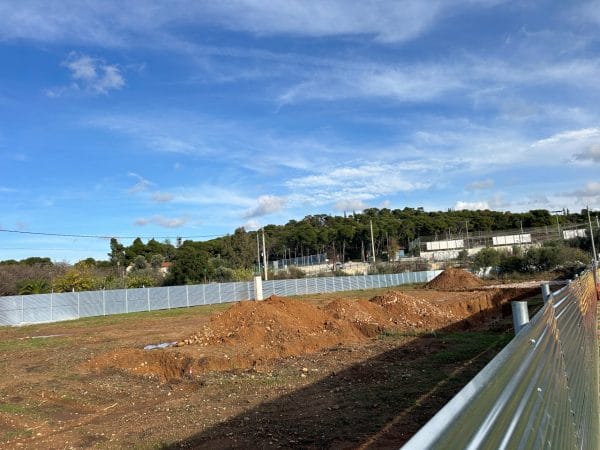 Ορθοστάτες Φ48 γαλβανιζέ βαρέως τύπου σε εργοταξιακή περίφραξη