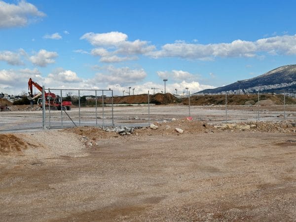 Πόρτα εισόδου σε εργοταξιακή περίφραξη στο έργο Ολυμπιακή Πλατεία Ελληνικό