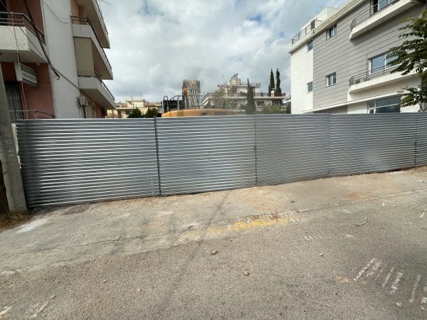 Εργοταξιακή περίφραξη στο Μαρούσι με γαλβανιζέ λαμαρίνα