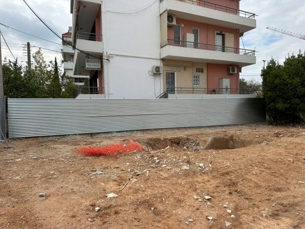 Κυματοειδής λαμαρίνα γαλβανιζέ σε εργοταξιακή περίφραξη 2μ