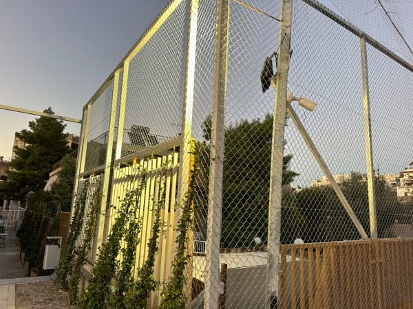 Περίφραξη γηπέδων στο Metropolitan School με γαλβανιζέ συρματόπλεγμα