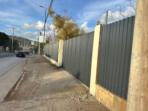 Βιομηχανική περίφραξη στο Κορωπί με τραπεζοειδή λαμαρίνα γκρι