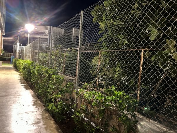 Γαλβανιζέ συρματόπλεγμα 50x50x3mm σε περίφραξη γηπέδου ύψους 4μ