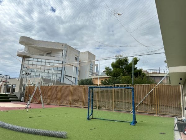 Μεταλλικός σκελετός περίφραξης γηπέδου με ενισχυμένους κοιλοδοκούς