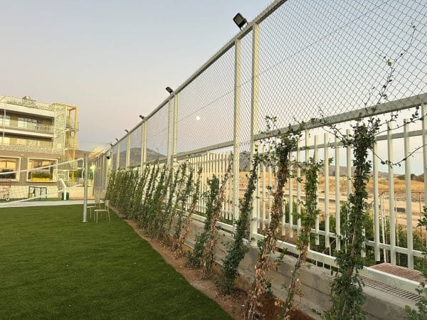 Λεπτομέρεια συρματοπλέγματος σε αθλητική περίφραξη FenceUp