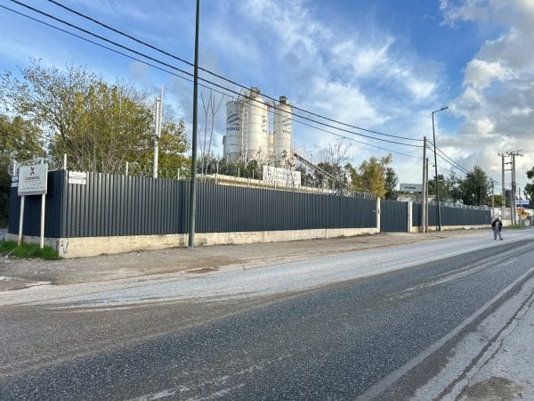 FenceUp έργο βιομηχανικής περίφραξης με λαμαρίνα και κονσερτίνα