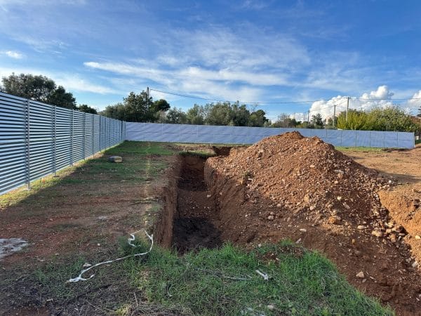 Πλήρης εργοταξιακή περίφραξη με λαμαρίνα και πόρτες πρόσβασης
