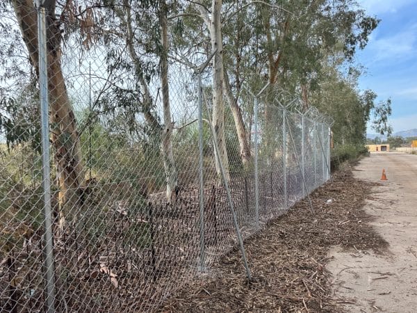 Περίφραξη τύπου ΝΑΤΟ για κινηματογραφικά γυρίσματα με συρματόπλεγμα