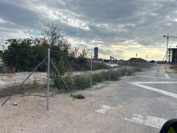 Εργοταξιακός φράκτης με γαλβανιζέ συρματόπλεγμα και πόρτα στο Ελληνικό