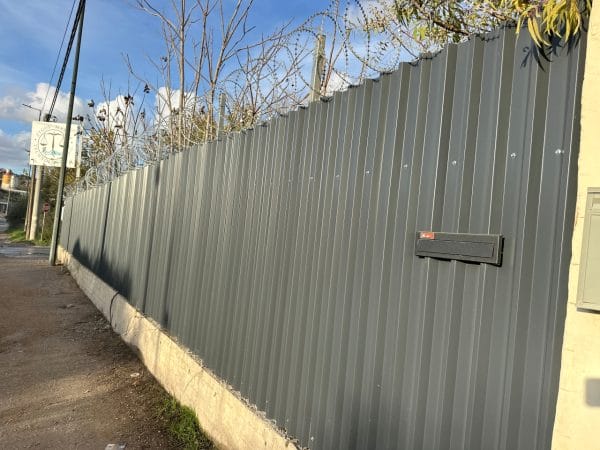 Κολώνες κοιλοδοκού 50x50 σε βιομηχανική περίφραξη στο Κορωπί