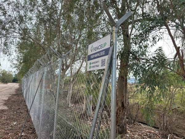 Διχτυωτό γαλβανιζέ συρματόπλεγμα σε περίφραξη τύπου ΝΑΤΟ ύψους 2,5μ