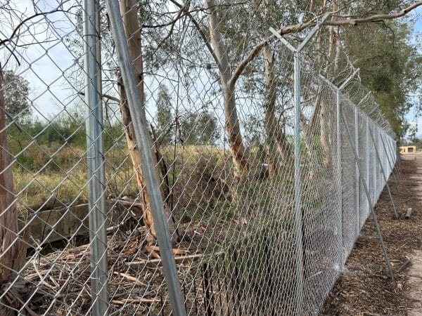 Λεπιδοφόρος κονσερτίνα Φ450 σε διάταξη V σε περίφραξη τύπου ΝΑΤΟ