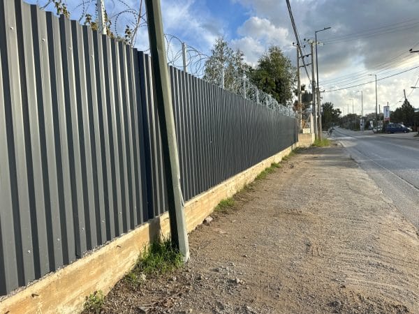 Λεπιδοφόρος κονσερτίνα Φ450 σε βιομηχανική περίφραξη ασφάλειας