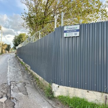 Τραπεζοειδής λαμαρίνα κάθετης διάταξης σε έργο FenceUp