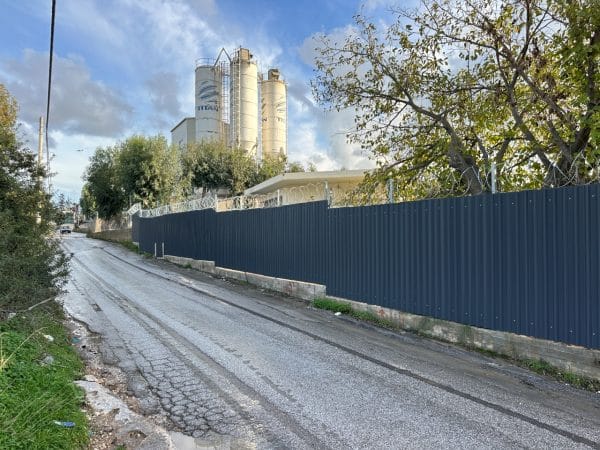 Περίφραξη βιομηχανικού χώρου με λαμαρίνα και ενισχυμένους ορθοστάτες